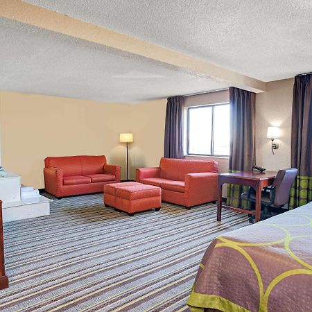 Super 8 By Wyndham Roseville/Detroit Area מראה חיצוני תמונה