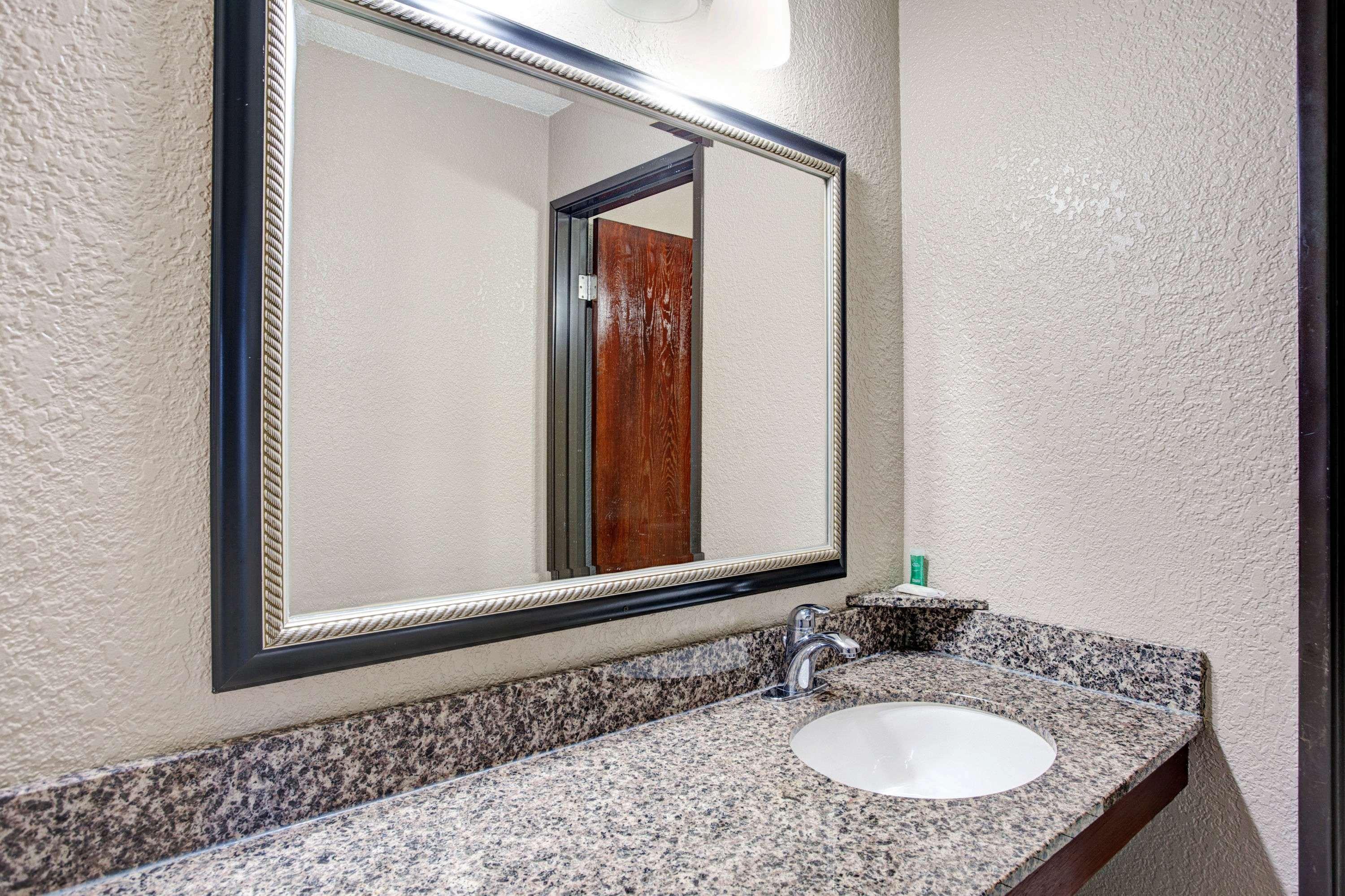 Super 8 By Wyndham Roseville/Detroit Area מראה חיצוני תמונה