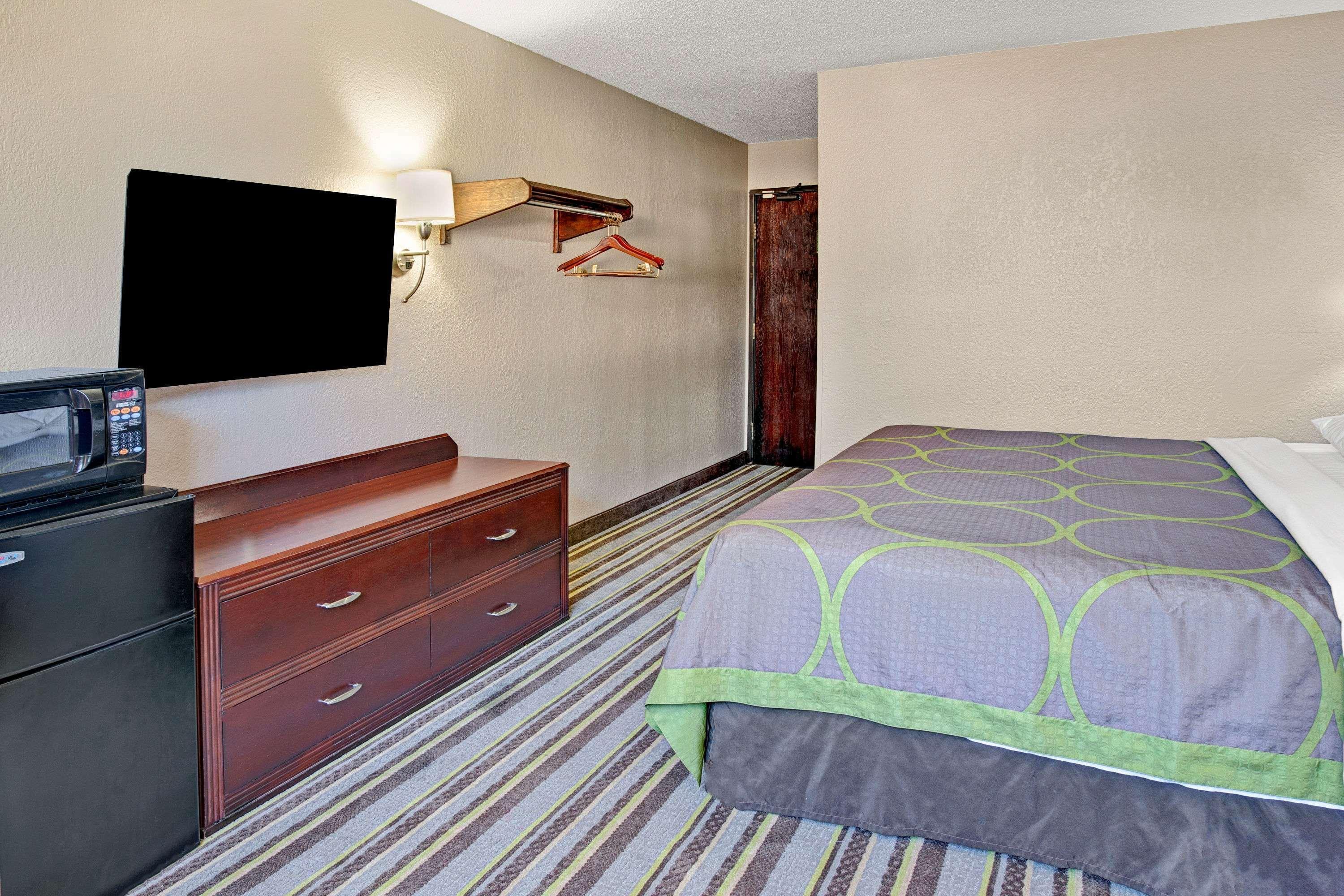 Super 8 By Wyndham Roseville/Detroit Area מראה חיצוני תמונה