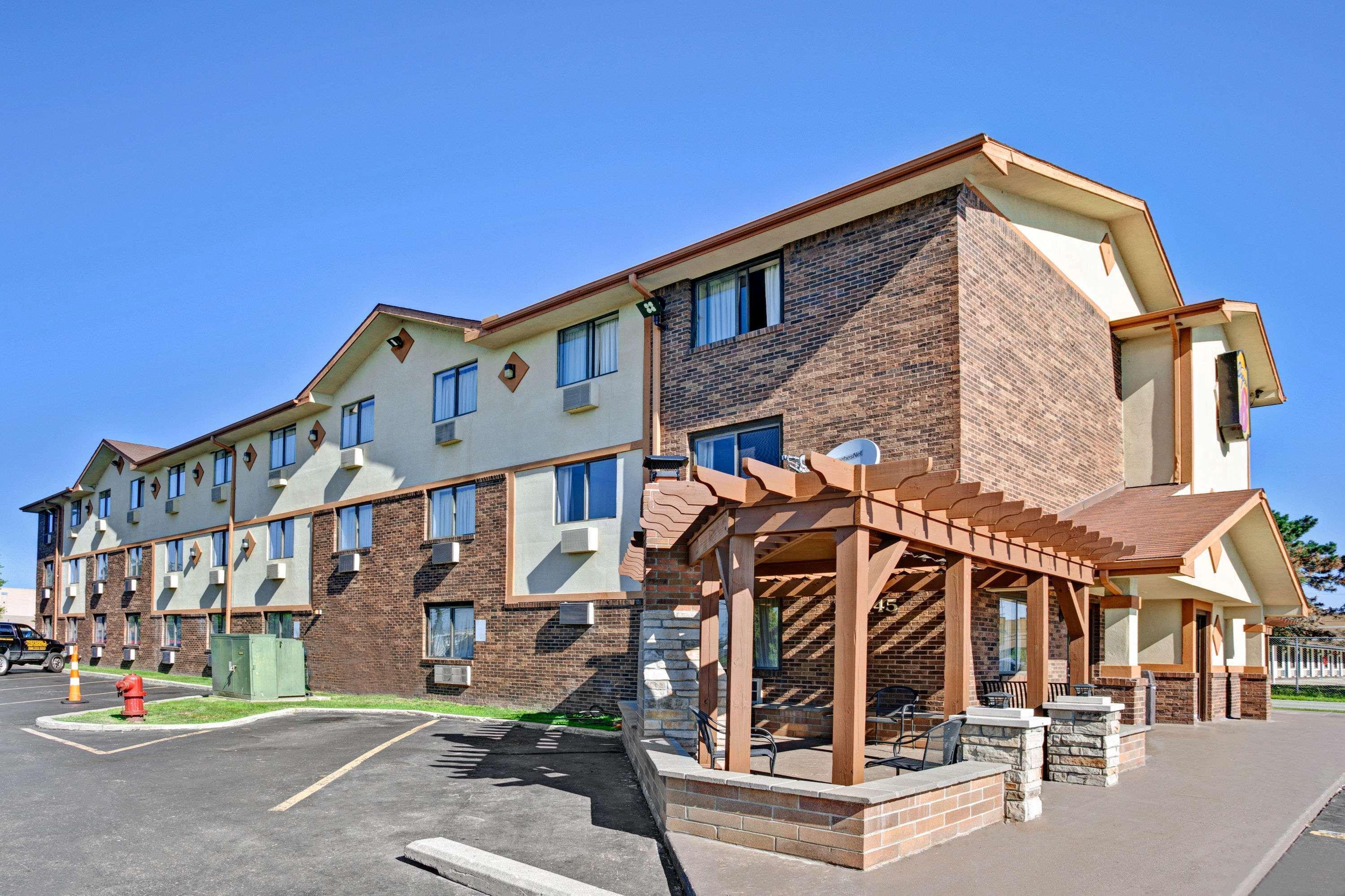 Super 8 By Wyndham Roseville/Detroit Area מראה חיצוני תמונה