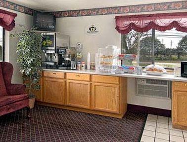 Super 8 By Wyndham Roseville/Detroit Area מסעדה תמונה
