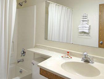Super 8 By Wyndham Roseville/Detroit Area חדר תמונה